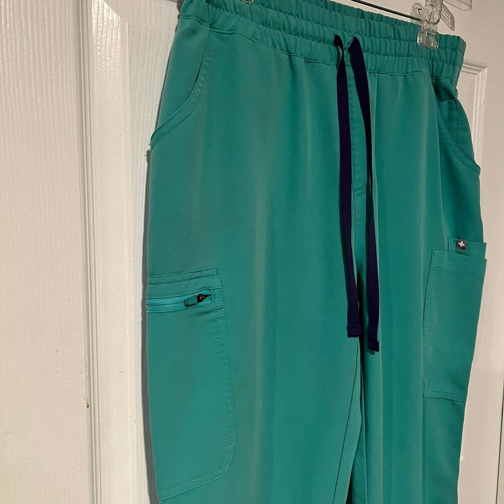 FIGS Yola Technical Collection Scrub Pants - Picture 4 of 9